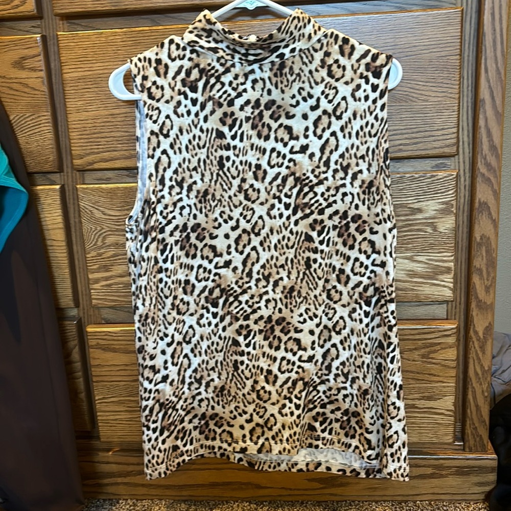 Sleeveless Mock neck jersey knit leopard print top